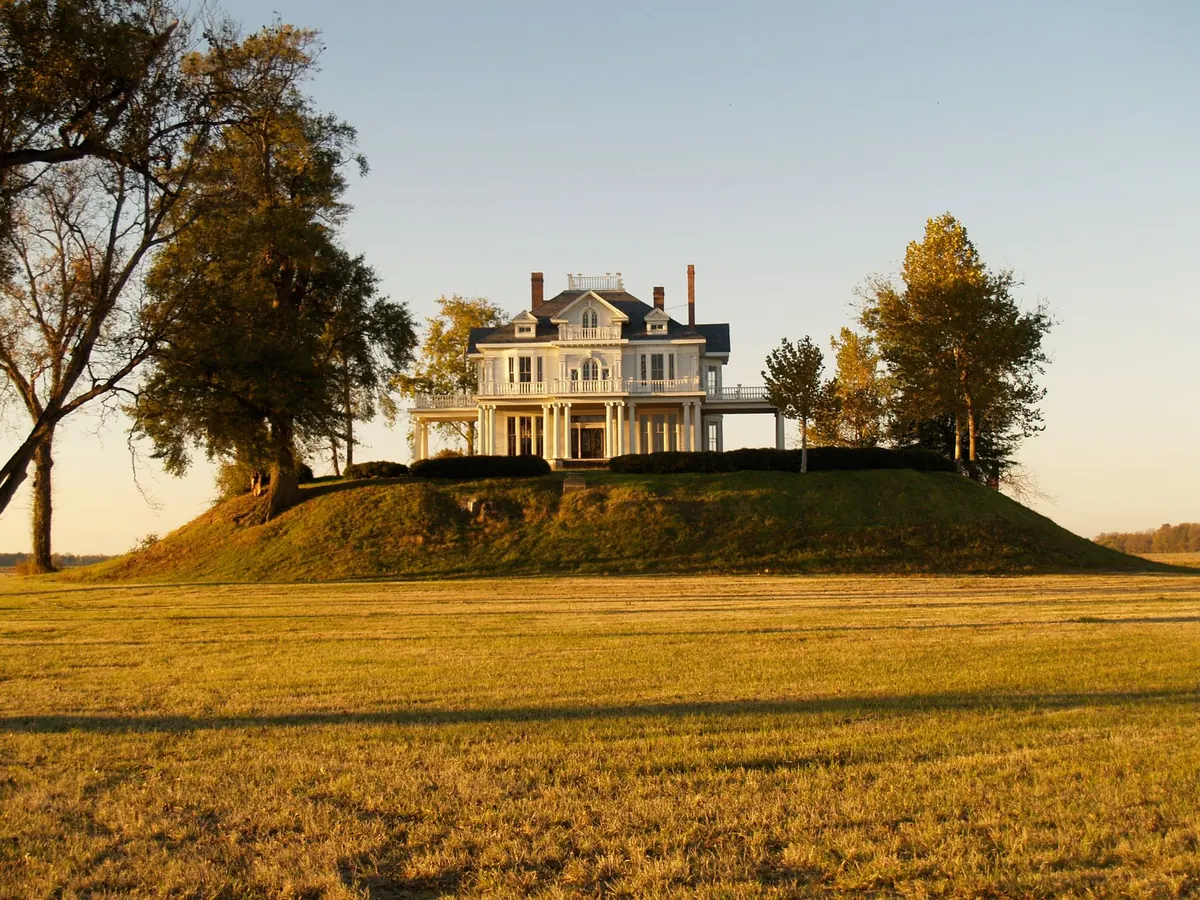 How to Photograph a Country Estate in Autumn: Light, Angles, and Access