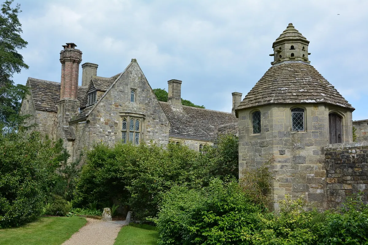 Manor House vs. Country Estate: What's the Difference for Visitors?